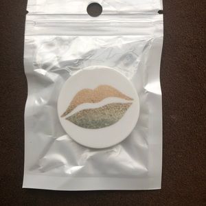 Shimmer lips popsocket (NWOT)